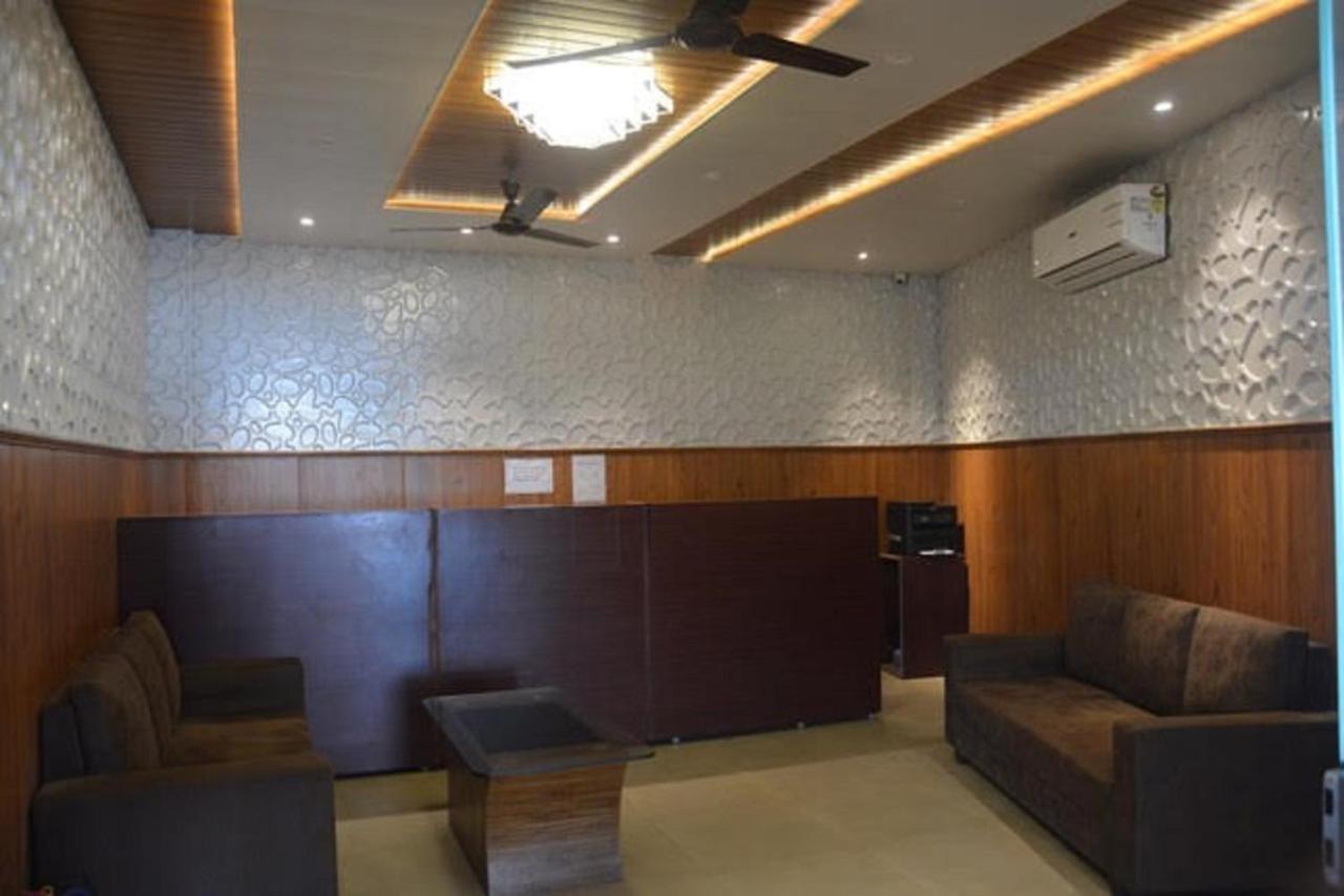 Krazy Hotel Haldwāni Zewnętrze zdjęcie