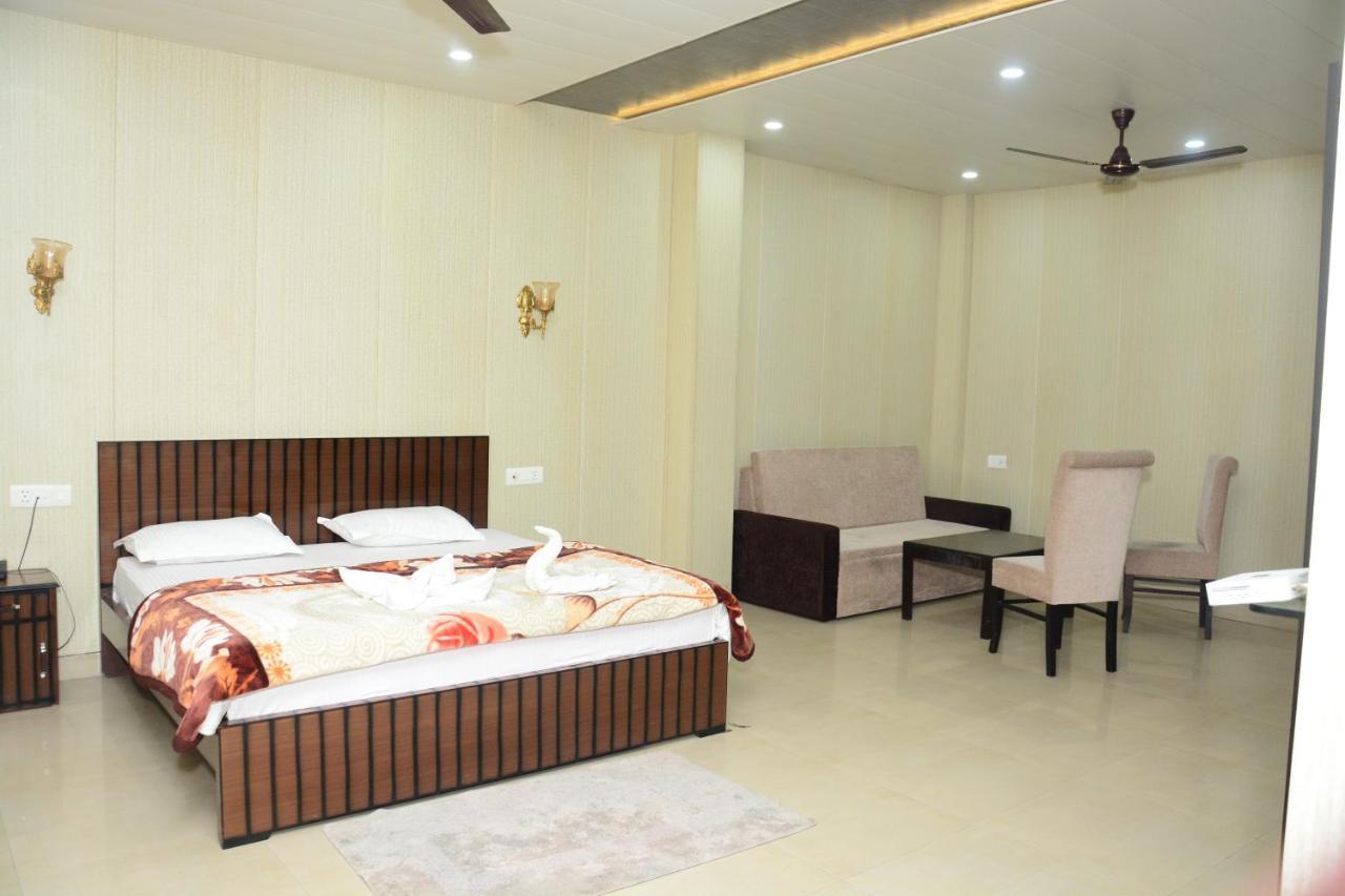 Krazy Hotel Haldwāni Zewnętrze zdjęcie