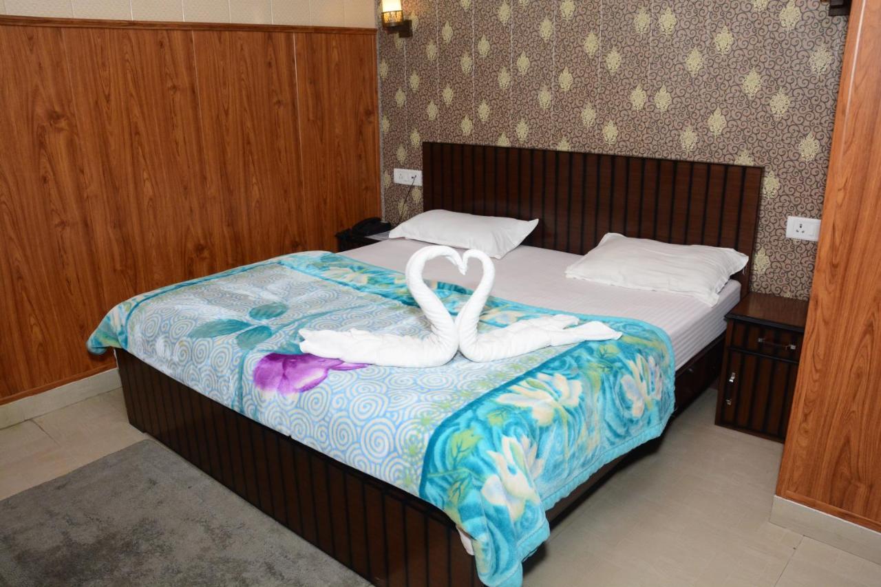Krazy Hotel Haldwāni Zewnętrze zdjęcie