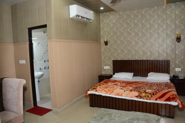 Krazy Hotel Haldwāni Zewnętrze zdjęcie