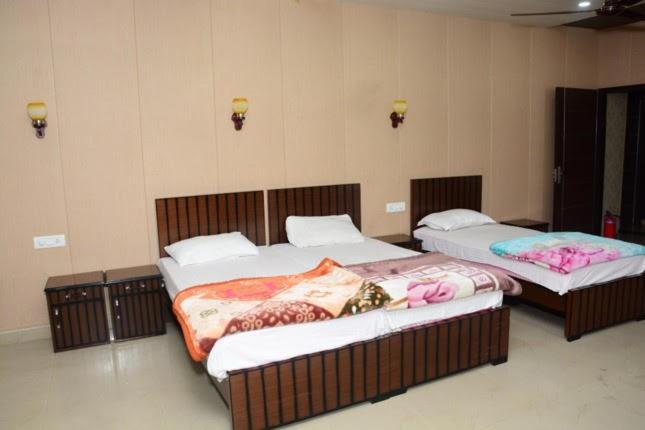 Krazy Hotel Haldwāni Zewnętrze zdjęcie