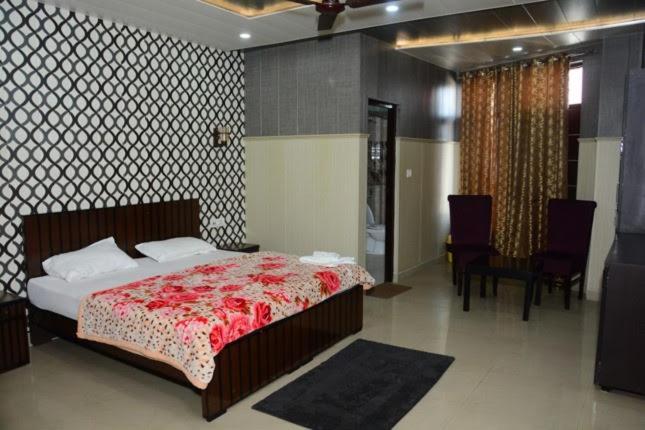 Krazy Hotel Haldwāni Zewnętrze zdjęcie