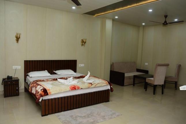 Krazy Hotel Haldwāni Zewnętrze zdjęcie
