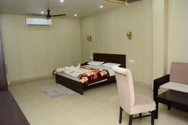 Krazy Hotel Haldwāni Zewnętrze zdjęcie
