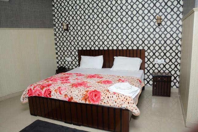 Krazy Hotel Haldwāni Zewnętrze zdjęcie